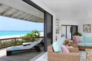 Savannah SoundProvender home的可以看到海滩景色的客厅