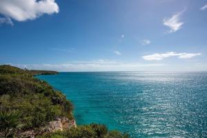 ein Blick auf ein großes Gewässer in der Unterkunft Palm Bluff cottage in Gregory Town