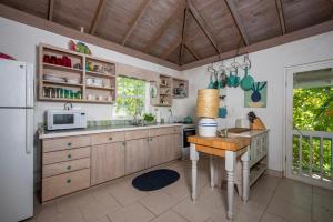 Η κουζίνα ή μικρή κουζίνα στο Poponi Cottage cottage +25 φωτογραφίες