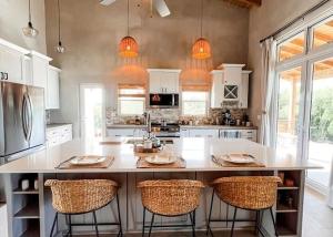 Η κουζίνα ή μικρή κουζίνα στο Paradise Cove home
