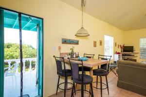 une cuisine et une salle à manger avec une table et des chaises dans l'établissement Key Lime Cottage home, à Alice Town