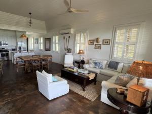 un soggiorno con un divano e un tavolo di French Leave South Beach Bight II Villa home a Governorʼs Harbour