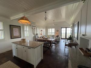 una cucina e un soggiorno con un tavolo e una sala da pranzo di French Leave South Beach Bight II Villa home a Governorʼs Harbour