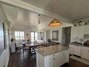 una cucina con un tavolo e una sala da pranzo di French Leave South Beach Bight II Villa home a Governorʼs Harbour