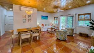 Χώρος καθιστικού στο Palmetto House home