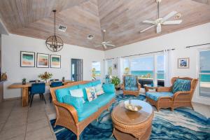 Ruang duduk di Aqua Vista home
