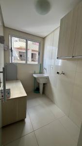 Η κουζίνα ή μικρή κουζίνα στο Apartamento no Centro em Poços de Caldas