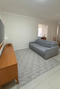Μια τηλεόραση ή/και κέντρο ψυχαγωγίας στο Apartamento no Centro em Poços de Caldas