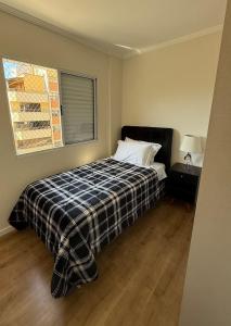 Ένα ή περισσότερα κρεβάτια σε δωμάτιο στο Apartamento no Centro em Poços de Caldas
