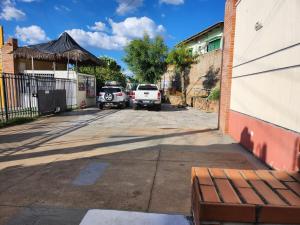 two cars parked in a parking lot next to a building at Apart 202 smartTV WIFI AC 100M Cariri Shop in Juazeiro do Norte