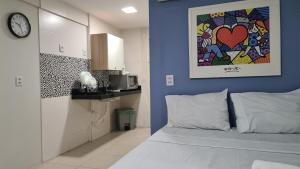 a room with a bed and a painting on the wall at Apart 202 smartTV WIFI AC 100M Cariri Shop in Juazeiro do Norte