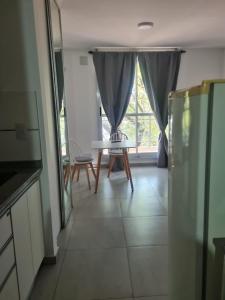 ein Wohnzimmer mit einem Tisch und einem Fenster in der Unterkunft Armonia in Rosario