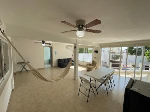 - un salon avec un ventilateur de plafond et un hamac dans l'établissement Casa Blanca, à Acapulco