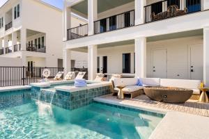 Πισίνα στο ή κοντά στο Miramare - Beachfront Luxury with Pool & Elevator
