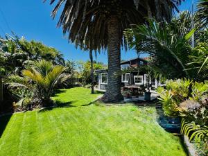 Billede fra billedgalleriet på Waikanae Olde Beach Palm Cottage 2 min to Beach i Waikanae