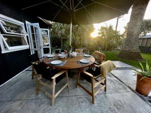 Billede fra billedgalleriet på Waikanae Olde Beach Palm Cottage 2 min to Beach i Waikanae + 41 billeder