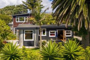 Κήπος έξω από το Waikanae Olde Beach Palm Cottage 2 min to Beach
