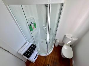 Ένα μπάνιο στο Waikanae Olde Beach Palm Cottage 2 min to Beach +39 φωτογραφίες