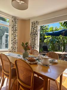 Φωτογραφία από το άλμπουμ του Waikanae Olde Beach Palm Cottage 2 min to Beach σε Waikanae