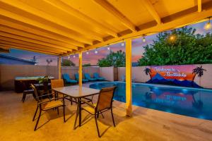 Πισίνα στο ή κοντά στο Scottsdale 5 Bedroom Vacation Home with Pool, Hot Tub, and Mini Golf Near Old Town Entertainment and Dining! Great for Families! Near Airport