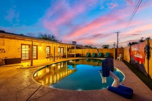 una piscina in giardino con un canestro da basket al centro di Scottsdale 5 Bedroom Vacation Home with Pool, Hot Tub, and Mini Golf Near Old Town Entertainment and Dining! Great for Families! Near Airport a Scottsdale