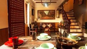 einen Tisch mit Tellern und Tassen darüber in der Unterkunft Heritage-Inspired Home in the Heart of Vigan in Sampong
