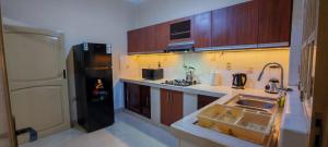 cocina con fregadero y nevera negra en Departamento Shalom, en Tarija 5 fotos más