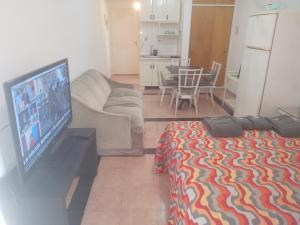 Et tv og/eller underholdning på Departamento cerca de todo