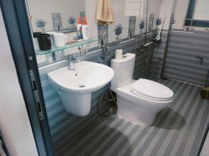 Ένα μπάνιο στο Rose Garden Homestay