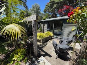 Billede fra billedgalleriet på Waikanae Olde Beach Palm Cottage 2 min to Beach i Waikanae