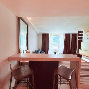 eine Bar in einem Raum mit zwei Stühlen und einem Tisch in der Unterkunft Goldsands Hotel Langkawi in Kuah