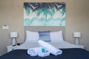 Un dormitorio con una cama con dos toallas encima. en Shelly Bay Resort, en Hervey Bay 64 fotos más