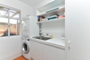 Kuchyň nebo kuchyňský kout v ubytování Sea Forever Beach House