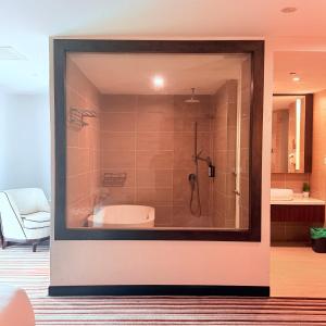 ein Badezimmer mit Dusche und Badewanne in der Unterkunft Goldsands Hotel Langkawi in Kuah