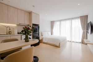 Μια τηλεόραση ή/και κέντρο ψυχαγωγίας στο Lake Side Lodge Panorama View - Nhật Chiêu, Hồ Tây