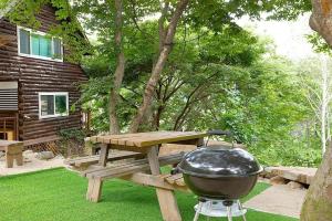 a grill sitting on top of a picnic table at Woohyang Gallery Pension in Inje