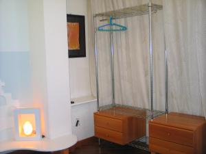 um chuveiro num quarto com uma cómoda e uma mesa em L'isola di Gaia em Crotone