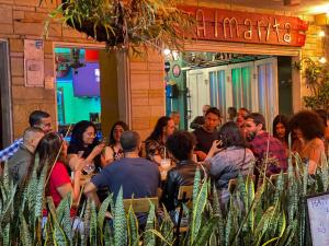 un grupo de personas sentadas en una mesa en una habitación en Casa Almarita - Hostal, Bar y Restaurante, en Medellín