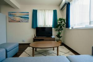 Televiisor ja/või meelelahutuskeskus majutusasutuses Value Residence 与那覇 プール 無料レンタカー付