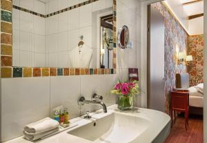 Ένα μπάνιο στο Hôtel Saint-Paul Rive-Gauche +48 φωτογραφίες