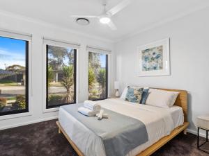 Un dormitorio con una cama con un osito de peluche encima. en La Plaza Del Toros, en Yarrawonga
