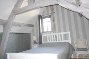 - une chambre avec un lit blanc et une fenêtre dans l'établissement Boudin Cottage Honfleur, à Honfleur