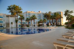 Bazén v ubytování Le Bleu Hotel & Resort Kusadasi nebo v jeho okolí