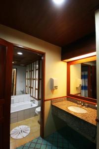 Un baño con bañera, lavabo y bañera. en MW Krabi Beach Resort - Ao Nang - SHA Extra Plus, en Ao Nang Beach 80 fotos más
