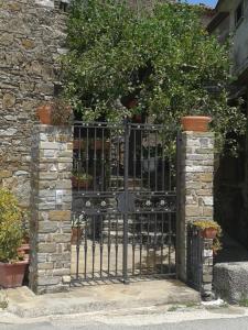 サン・マウロ・チレントにあるLa Vecchia Casaの石壁の黒い鉄門