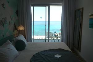 Кровать или кровати в номере Mar Azul Pur Estil Hotel & Spa