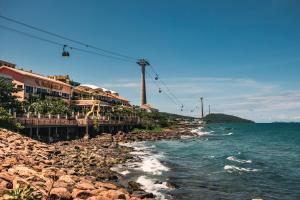 フーコックにあるMira Home - Apartment Hillside Phú Quốc - Sea & Firework Viewの海と岩場のビーチの景色
