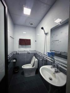 Un baño de Gem Hostel 21 fotos más