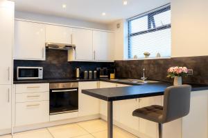 Φωτογραφία από το άλμπουμ του Spacious & Stylish 5 Bed with Free Street Parking σε Morecambe