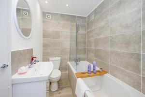 Φωτογραφία από το άλμπουμ του Spacious & Stylish 5 Bed with Free Street Parking σε Morecambe